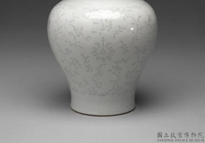 图片[2]-White vase with engraved floral design, Qing dynasty (1644-1911)-China Archive